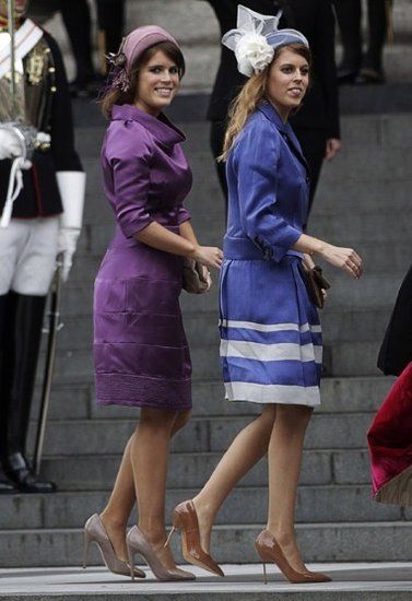 Princesses UK Béatrice et Eugénie portant aussi couleur nue pour soirées