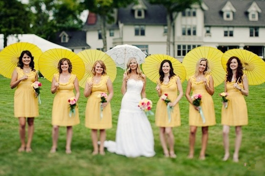 Robes de moiselle d'honneur en jaune dans des ombrelles