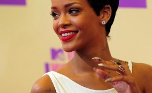 Rihanna et la nouvelle gamme de rouge à lèvre — RiRi Woo
