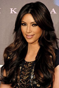 belle coiffure et tenue de Kim Kardashian