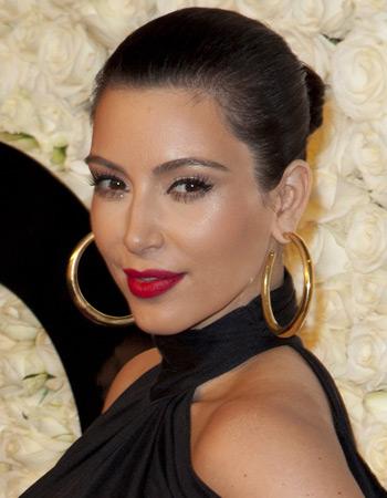 reine de soirée: le maquillage de lèvres rouge de Kim Kardashian