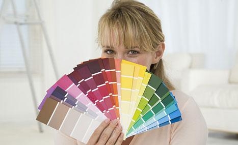 une femme cache derrière les palettes couleur