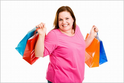 Allez shopping : une ronde tient plusieurs sac à courses à la main
