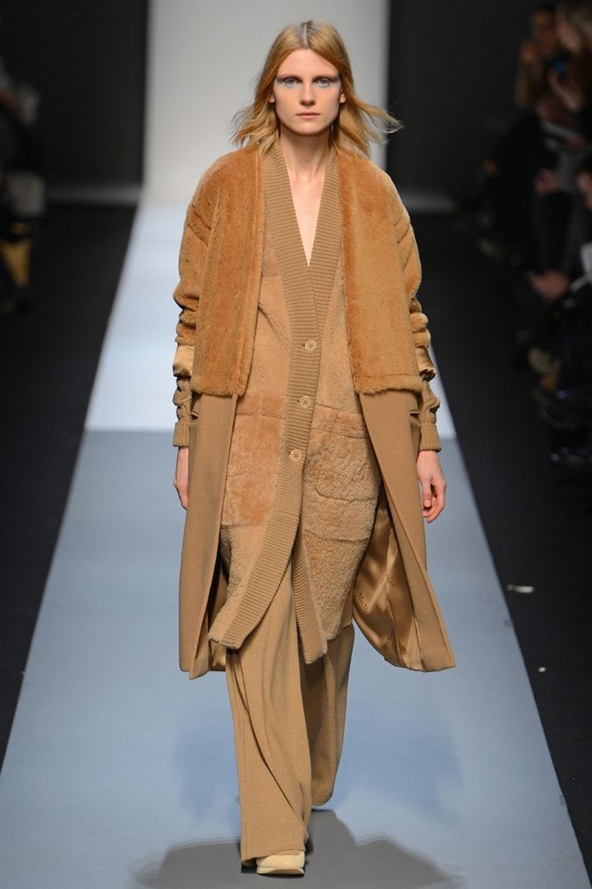 Manteau beige et pantalons à jambes larges de la collection Automne-Été 2013 de Max Mara