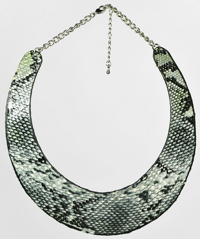 Collier rigide fantaisie façon plastron python