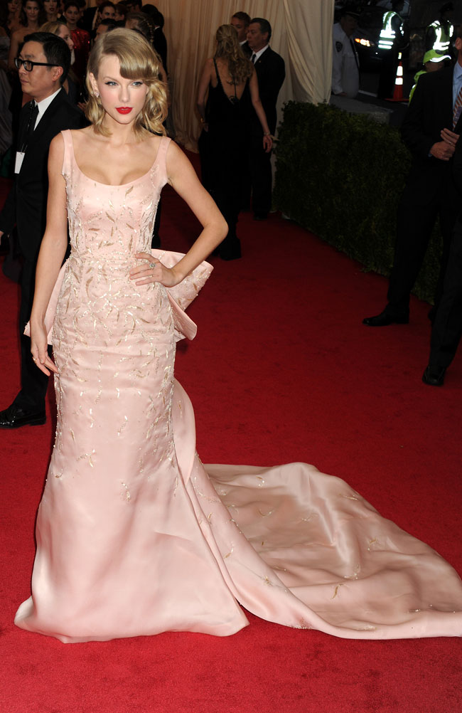 Taylor Swift en robe longue griffée Oscar de la Renta