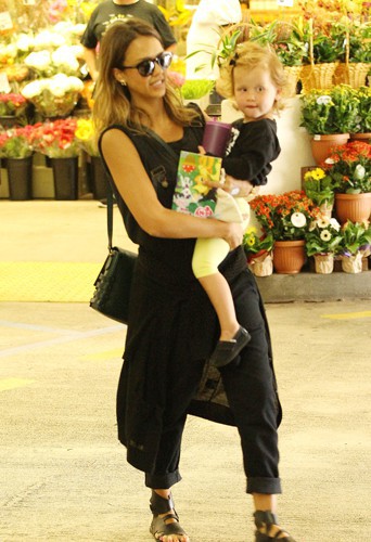 jessica alba avec sa fille haven au supermarché