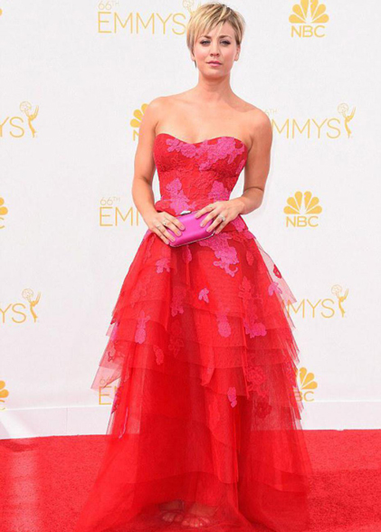 Kaley Cuoco sublime dans une robe rouge vive