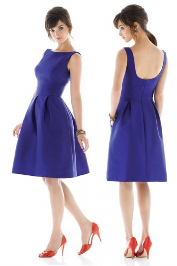 robe courte simple de couleur bleu pour assister à un mariage