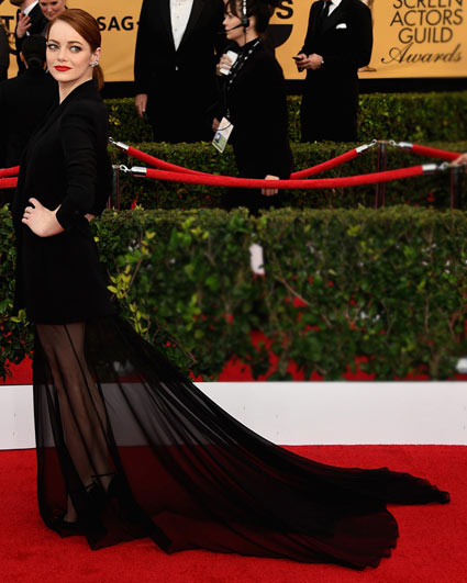 Emma-Stone-jupe-noire-transparente-manche-longue