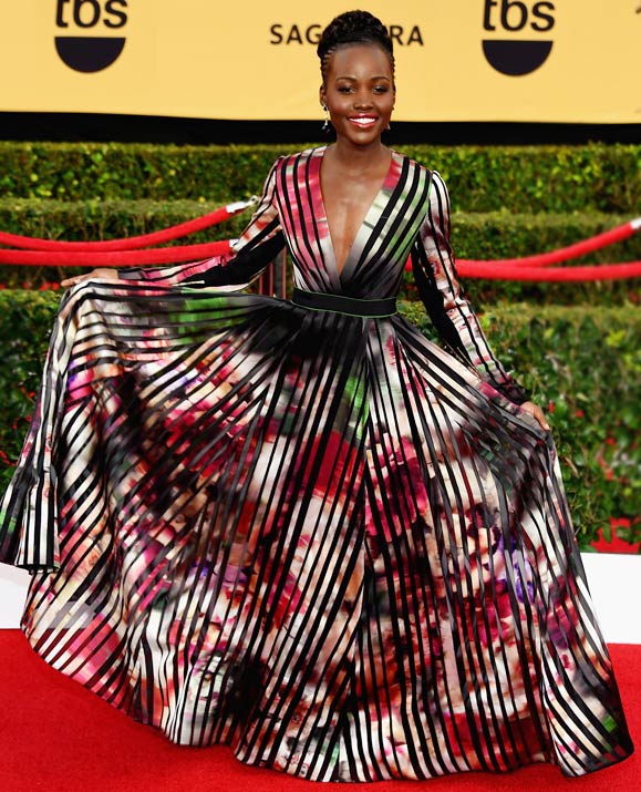 Lupita-Nyongo-en-robe-colore-tres-decollete