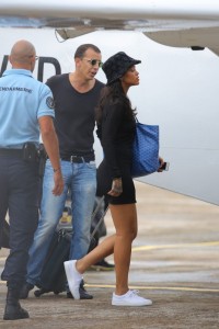 Rihanna aperçue en mini robe moulante lors de son départ de Saint Barthélemy
