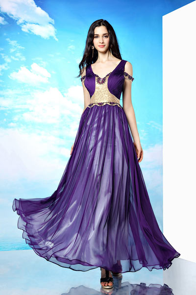 robe-de-soiree-longue-violette-elegante-decollete