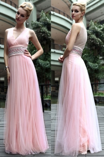 robe-soiree-rose-plissee-en-tulle-col-v-avec-ceinture-ornee-de-bijoux