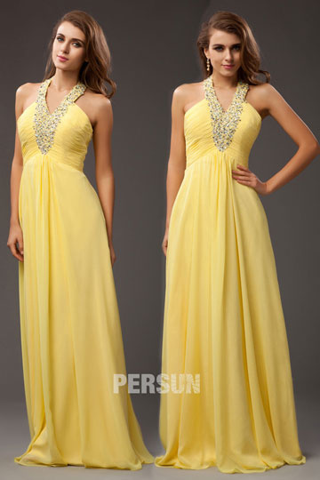 robe-de-soiree-jaune-col-v-bijoux