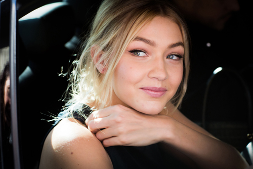 Gigi-Hadid-quittant-le-defile-Dolce-Gabbana-a-la-derniere-Fashion-Week-de-Milan