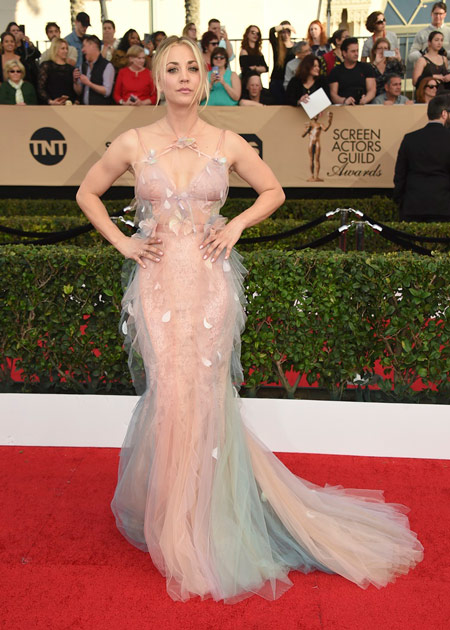 Kaley Cuocuo absolument divine sur le tapis rouge des SAG Awards