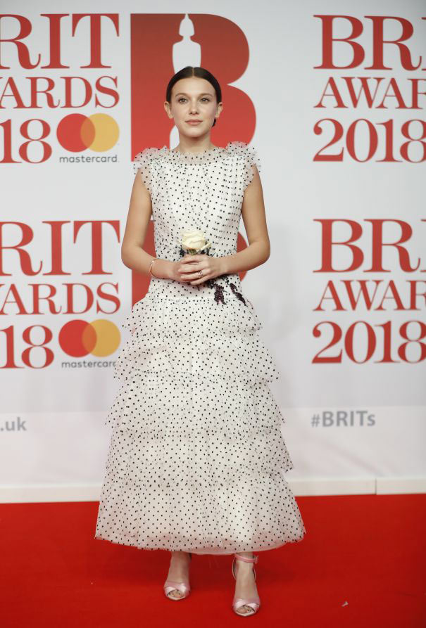 robe blanche princesse Millie Bobbie pour Brit Awards 2018
