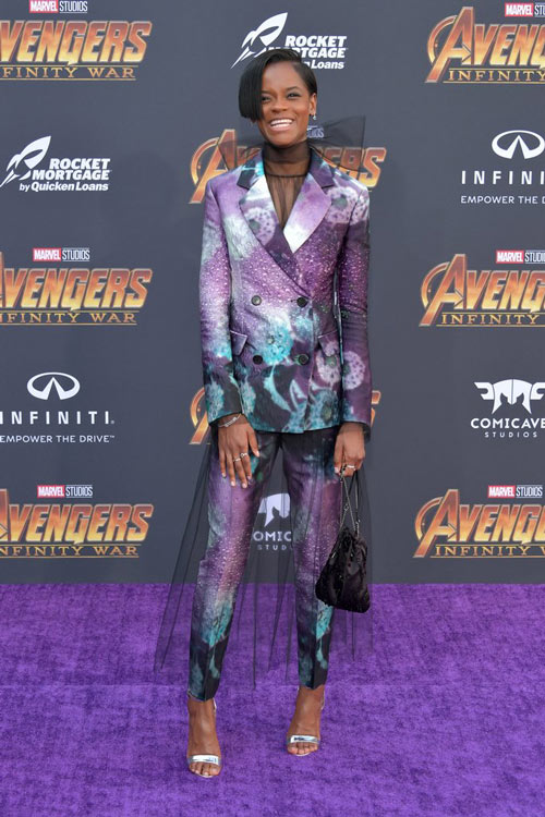 Letitia Wright en combinaison à manche longue