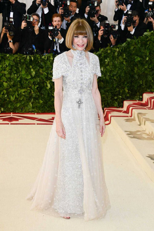 Anna Wintour en une robe de soirée longue brodée à manche