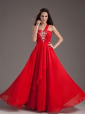 robe de soirée rouge à une épaule ornée de bijoux