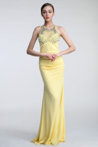 robe de soirée jaune fourreau orné de strass