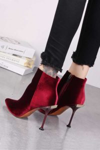 Bottines rouges pas cher en velours à talon aiguilles