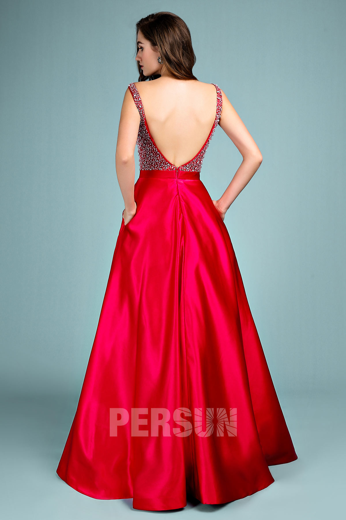 robe de soirée rouge haut embelli de strass dos ouvert