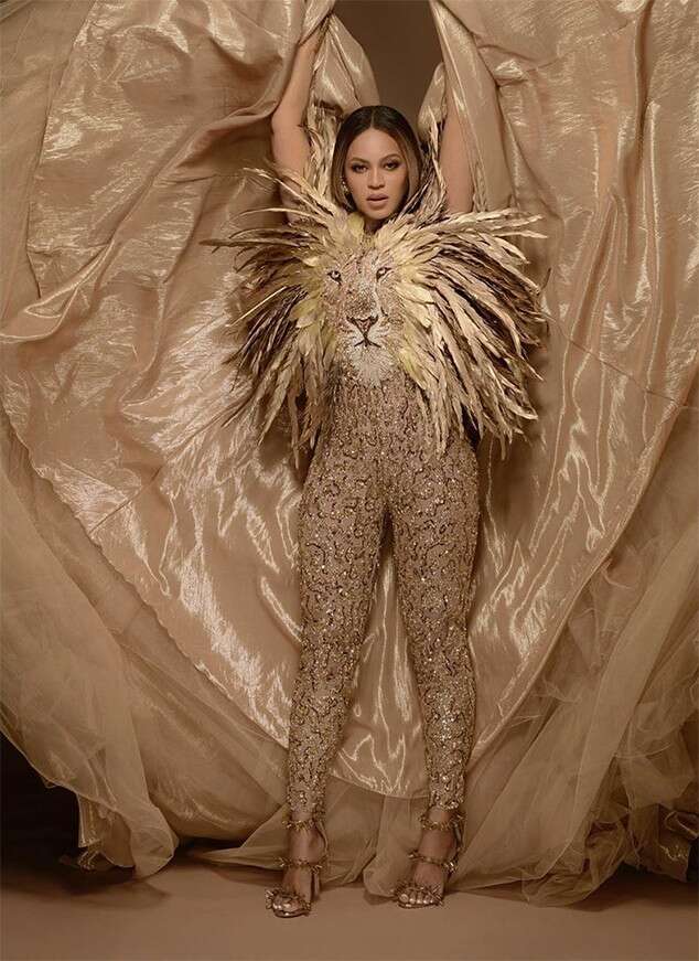 Beyoncé en tenue tapis rouge dorée orné de strass au wearable art gala 2019