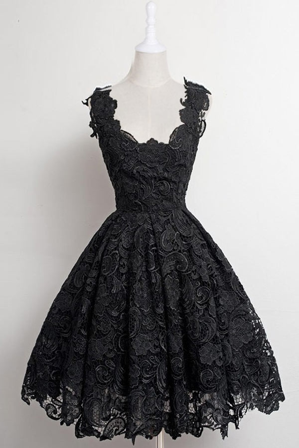 Petite robe noire vintage en dentelle guipure