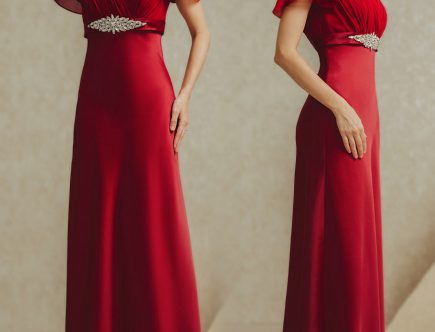 Robe soirée rouge avec manches courtes soulignée d'un boucle en strass