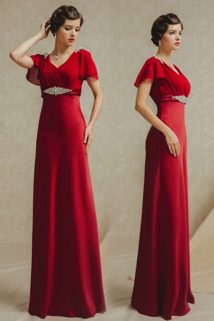 Robe soirée rouge avec manches courtes soulignée d'un boucle en strass